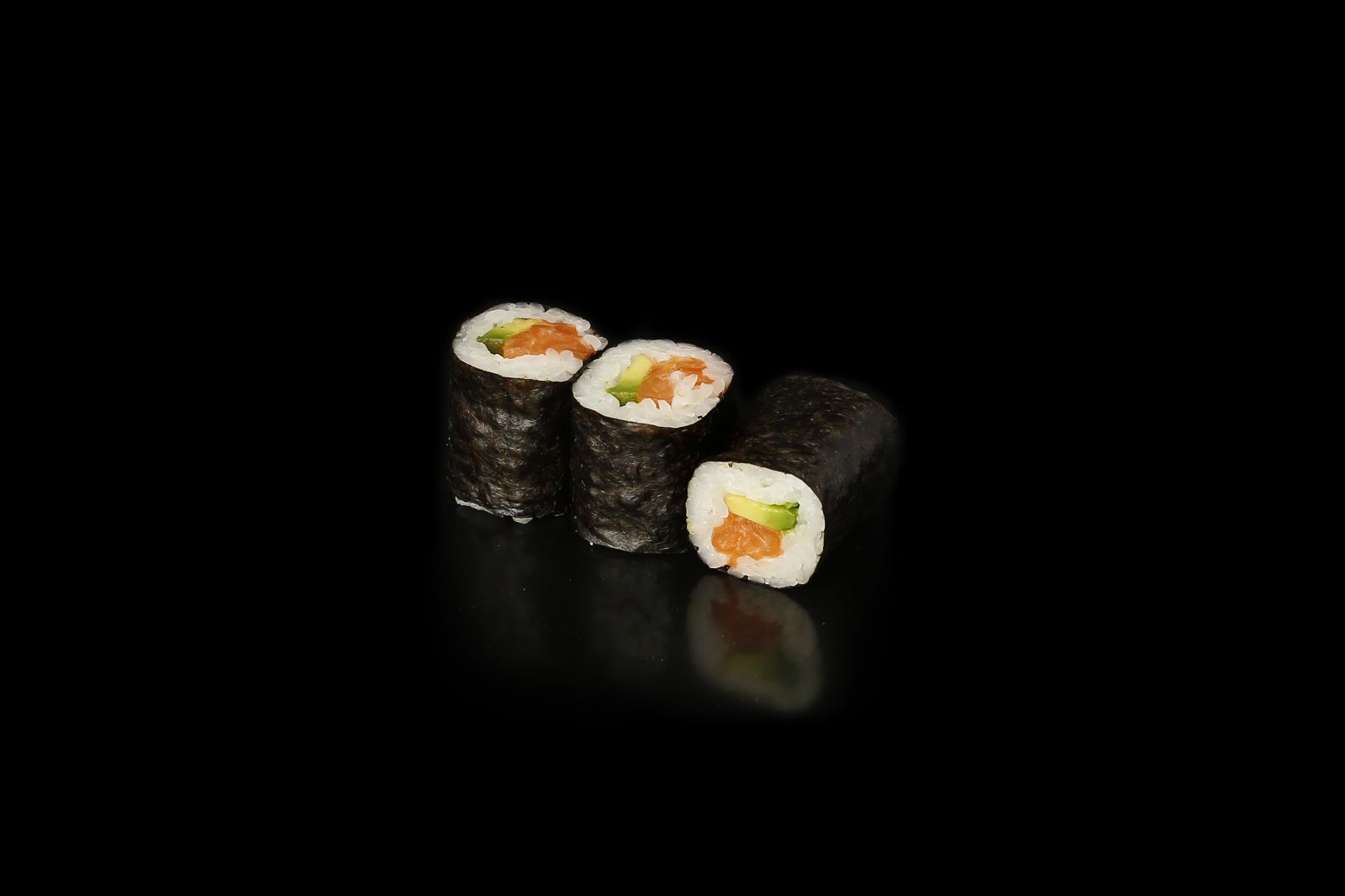 22. Salmon avocado maki